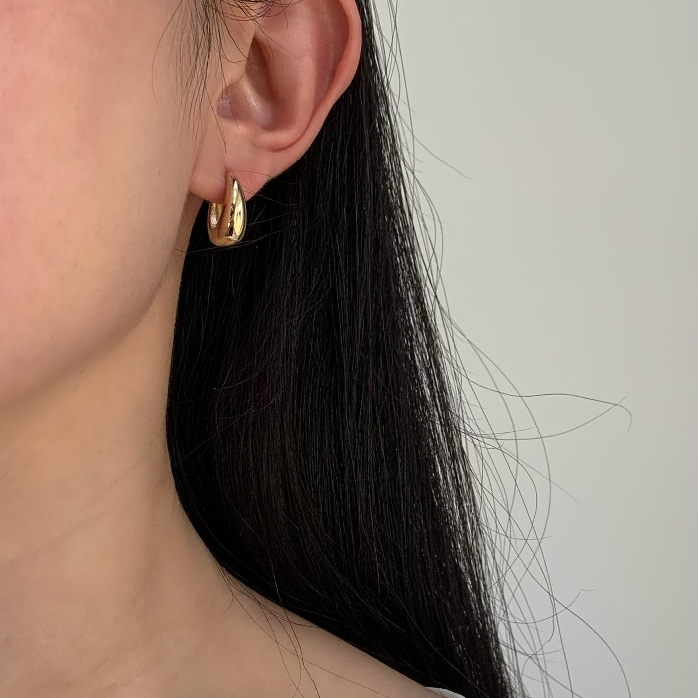 Ready to ship! 14K Solid Gold Minimalist Chunky Huggie Hoop Earrings, Oval Chunky Earrings, Real Gold Solid Gold Everyday Huggies Women